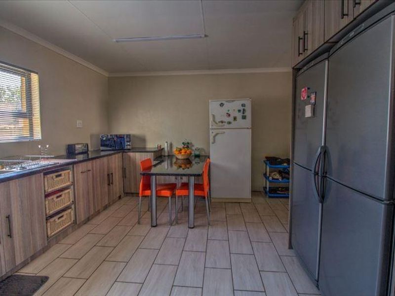 Luxurious Family Home with Modern Amenities - Photo 2