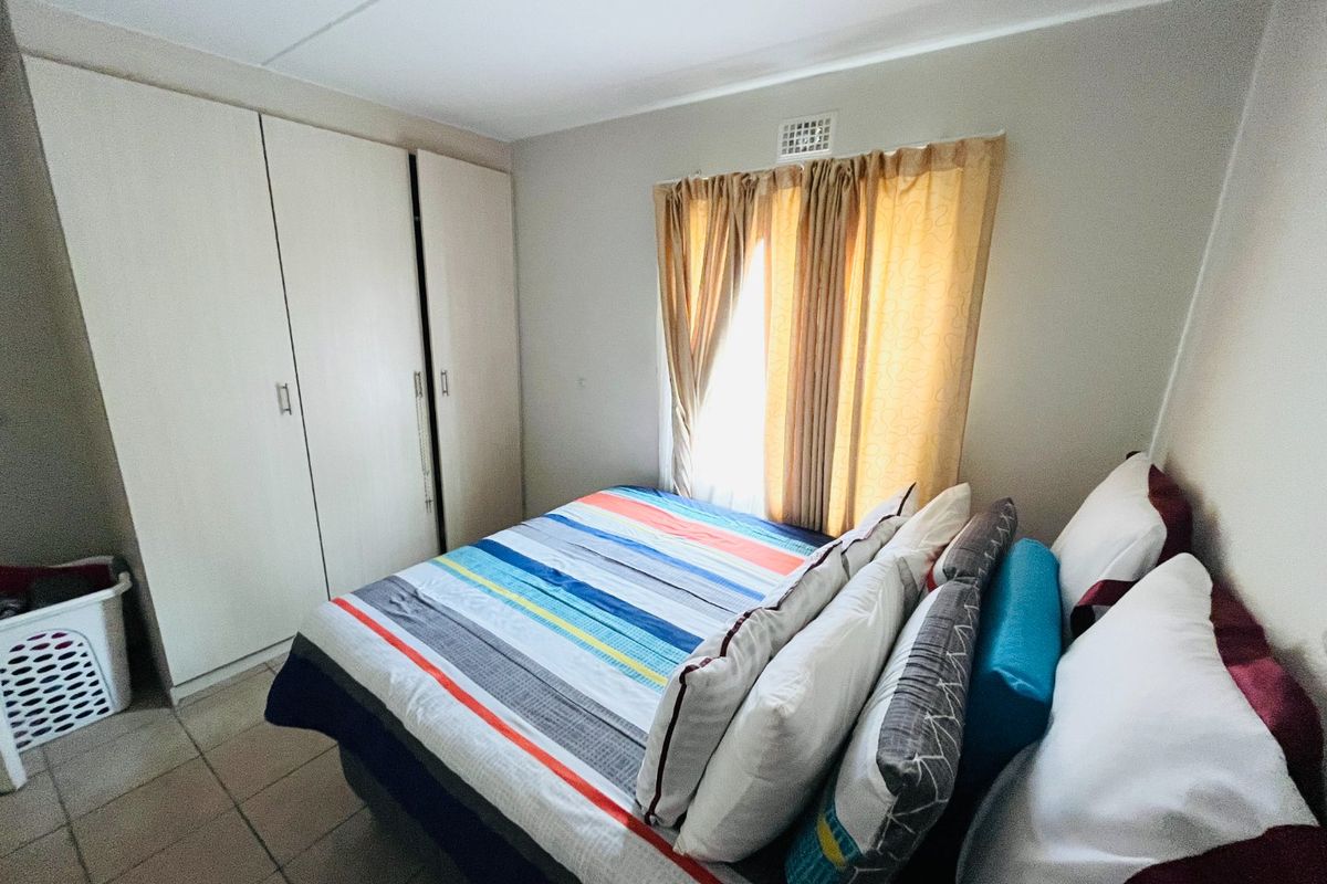 Two bedroom  and 0ne Bathroom apartment/flat  for sale in Noordwyk, midrand - Photo 5