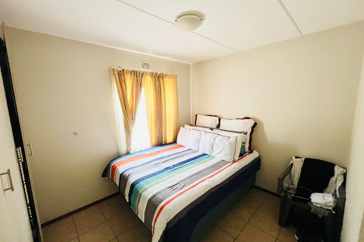 Two bedroom  and 0ne Bathroom apartment/flat  for sale in Noordwyk, midrand - Photo 4