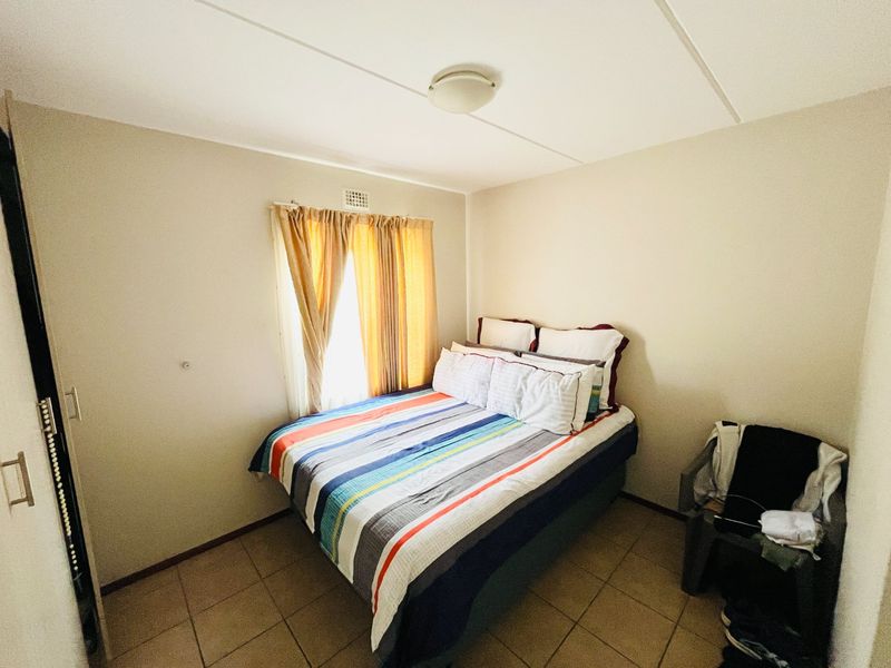 Two bedroom  and 0ne Bathroom apartment/flat  for sale in Noordwyk, midrand - Photo 4