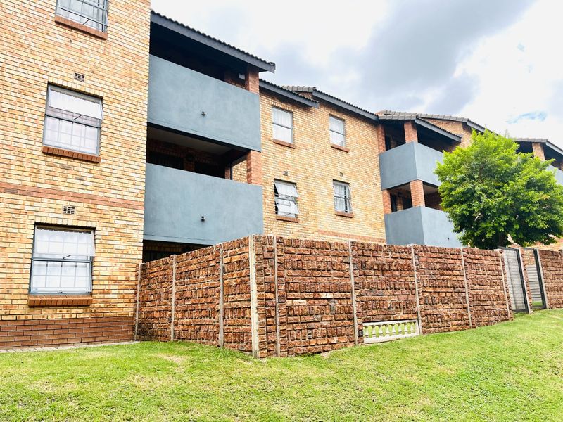 Two bedroom  and 0ne Bathroom apartment/flat  for sale in Noordwyk, midrand - Photo 10