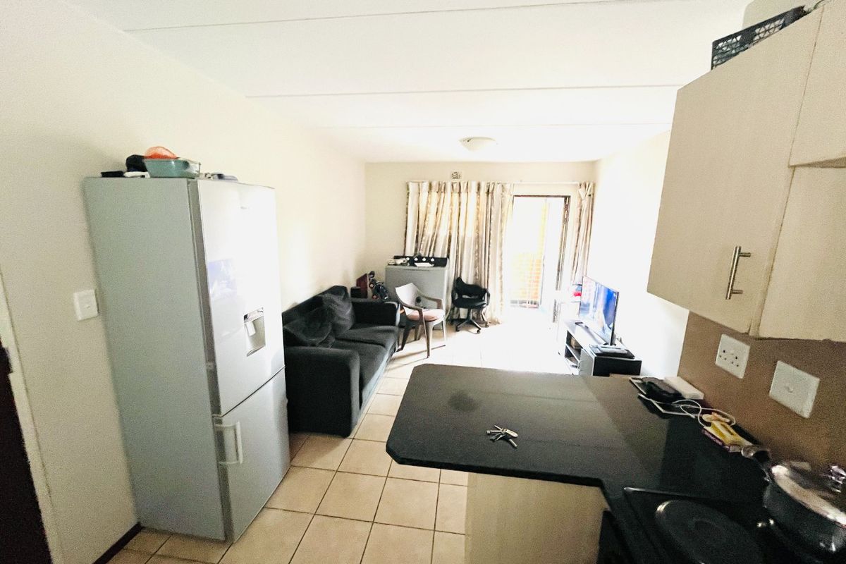 Two bedroom  and 0ne Bathroom apartment/flat  for sale in Noordwyk, midrand - Photo 3
