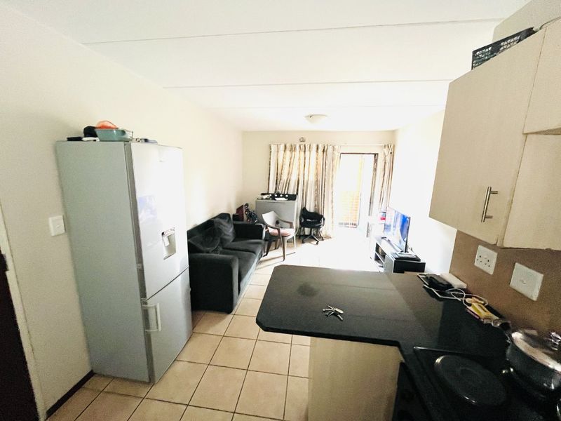 Two bedroom  and 0ne Bathroom apartment/flat  for sale in Noordwyk, midrand - Photo 3