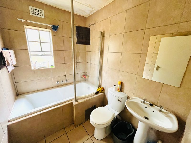 Two bedroom  and 0ne Bathroom apartment/flat  for sale in Noordwyk, midrand - Photo 8