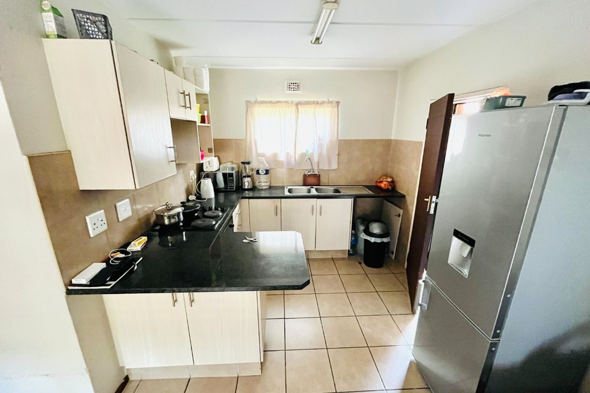 Two bedroom  and 0ne Bathroom apartment/flat  for sale in Noordwyk, midrand - Photo 2