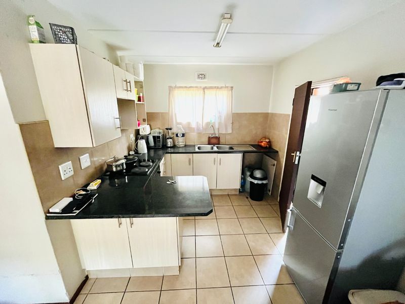 Two bedroom  and 0ne Bathroom apartment/flat  for sale in Noordwyk, midrand - Photo 2