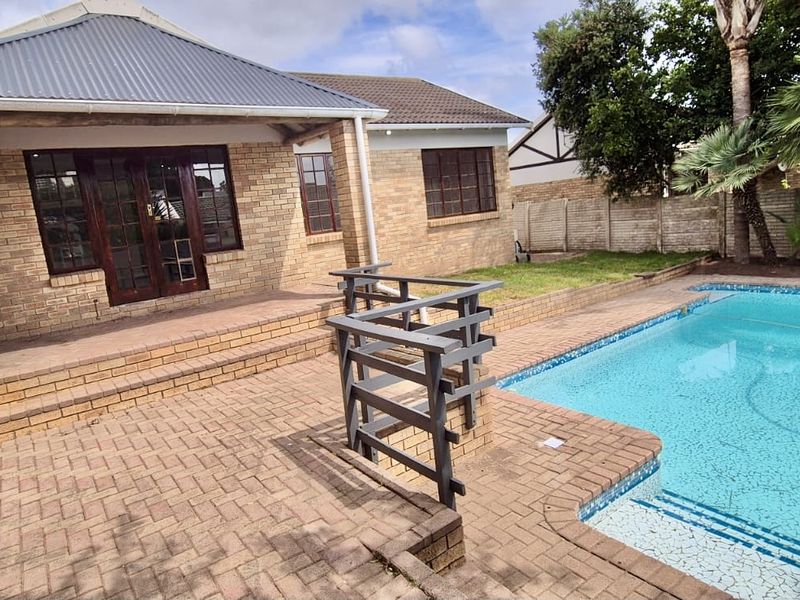 Immaculate secure entertaining family home  - Photo 10