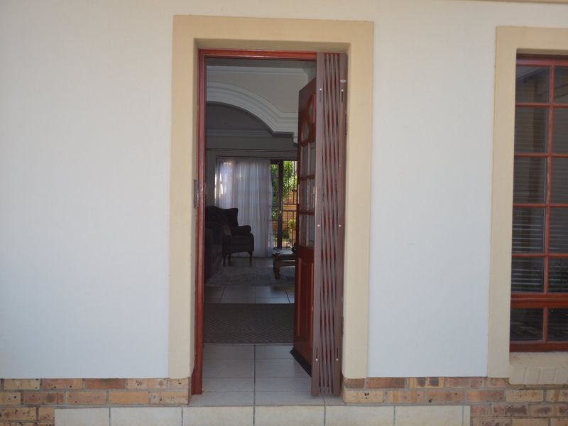 IMMACULATE, TURNKEY PERFECTION IN PRIME WILKOPPIES – A TOWNHOUSE THAT TRULY STANDS ABOVE THE REST - Photo 3