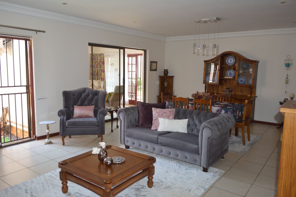 IMMACULATE, TURNKEY PERFECTION IN PRIME WILKOPPIES – A TOWNHOUSE THAT TRULY STANDS ABOVE THE REST - Photo 5