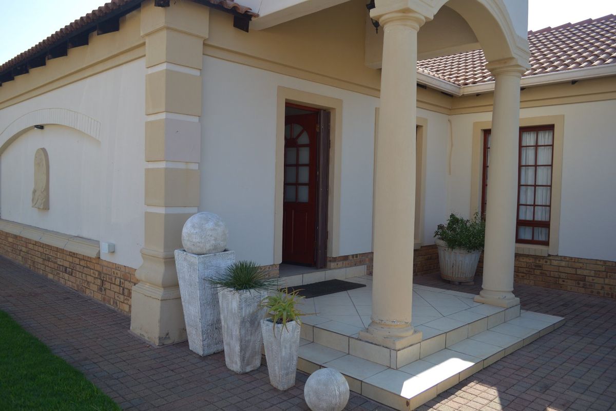IMMACULATE, TURNKEY PERFECTION IN PRIME WILKOPPIES – A TOWNHOUSE THAT TRULY STANDS ABOVE THE REST - Photo 2