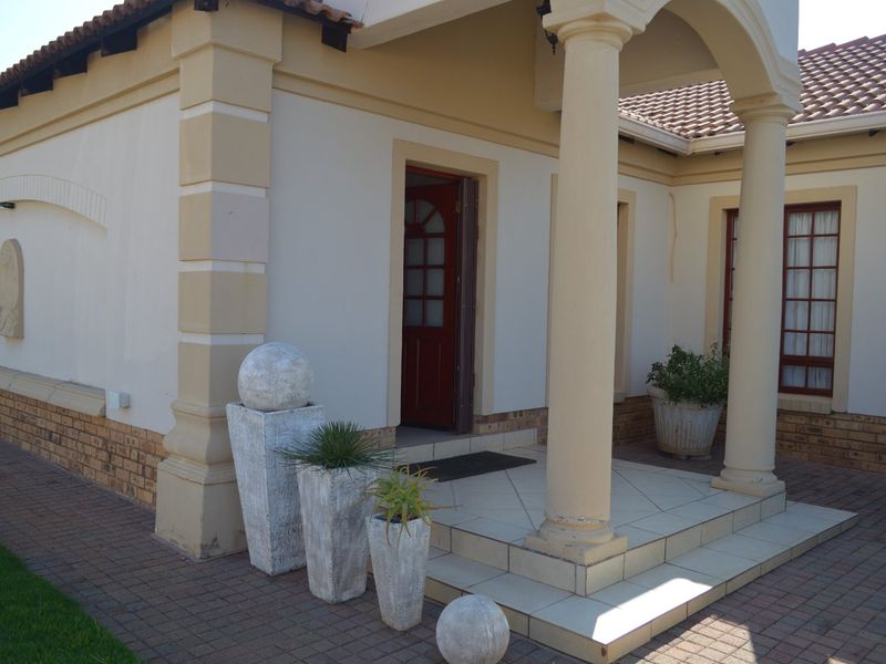 IMMACULATE, TURNKEY PERFECTION IN PRIME WILKOPPIES – A TOWNHOUSE THAT TRULY STANDS ABOVE THE REST - Photo 2