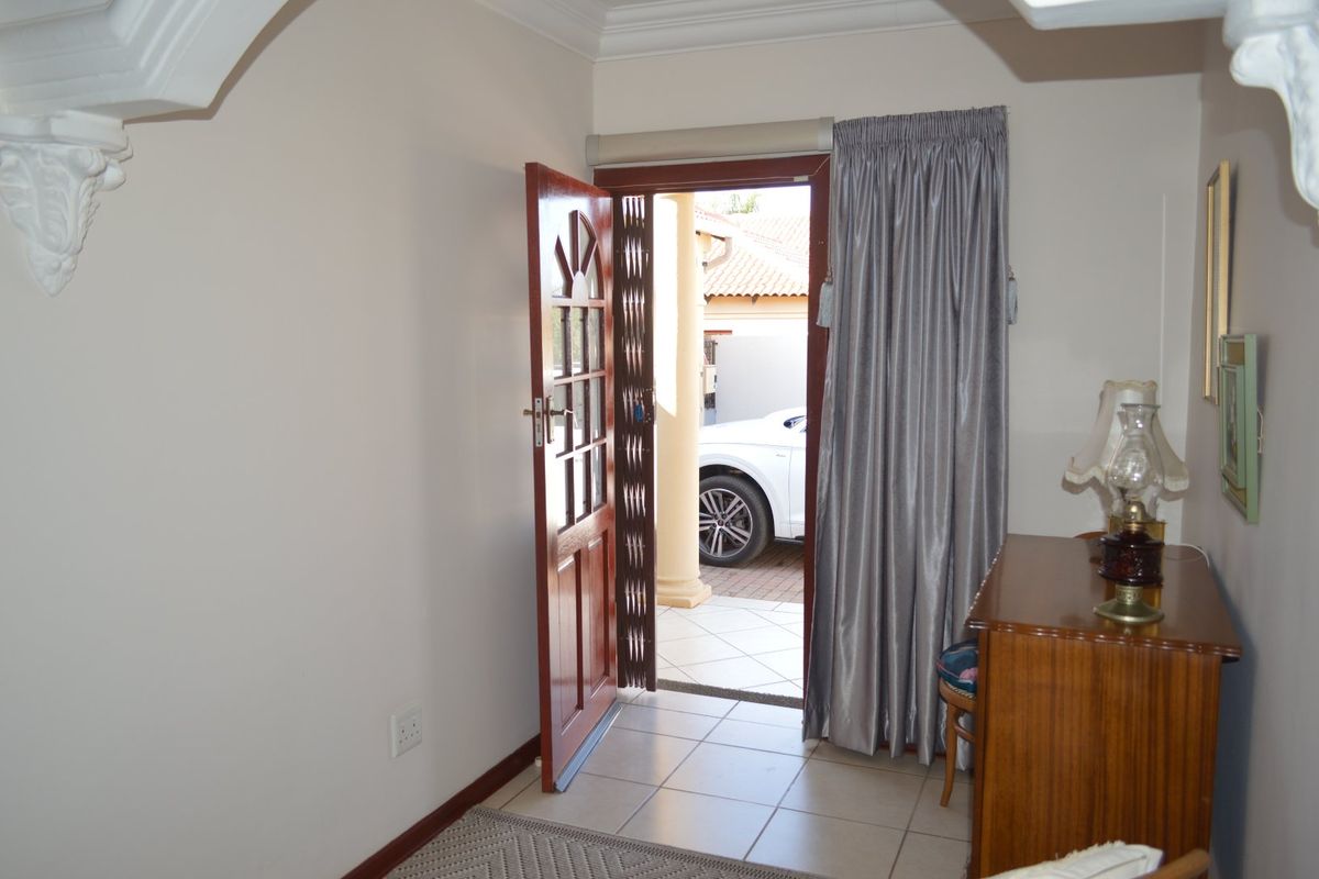 IMMACULATE, TURNKEY PERFECTION IN PRIME WILKOPPIES – A TOWNHOUSE THAT TRULY STANDS ABOVE THE REST - Photo 4