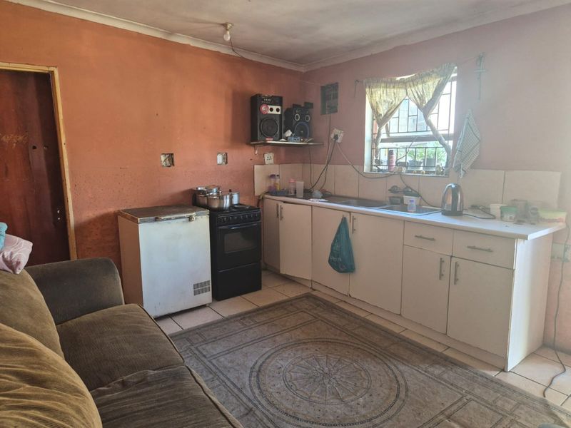 5-bedroom fixer-upper with great potential - Photo 9