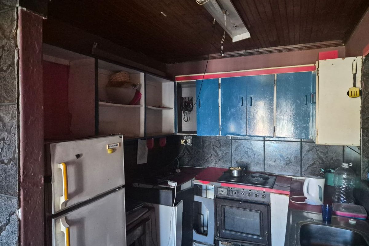 5-bedroom fixer-upper with great potential - Photo 5