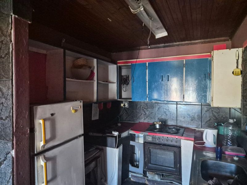 5-bedroom fixer-upper with great potential - Photo 5