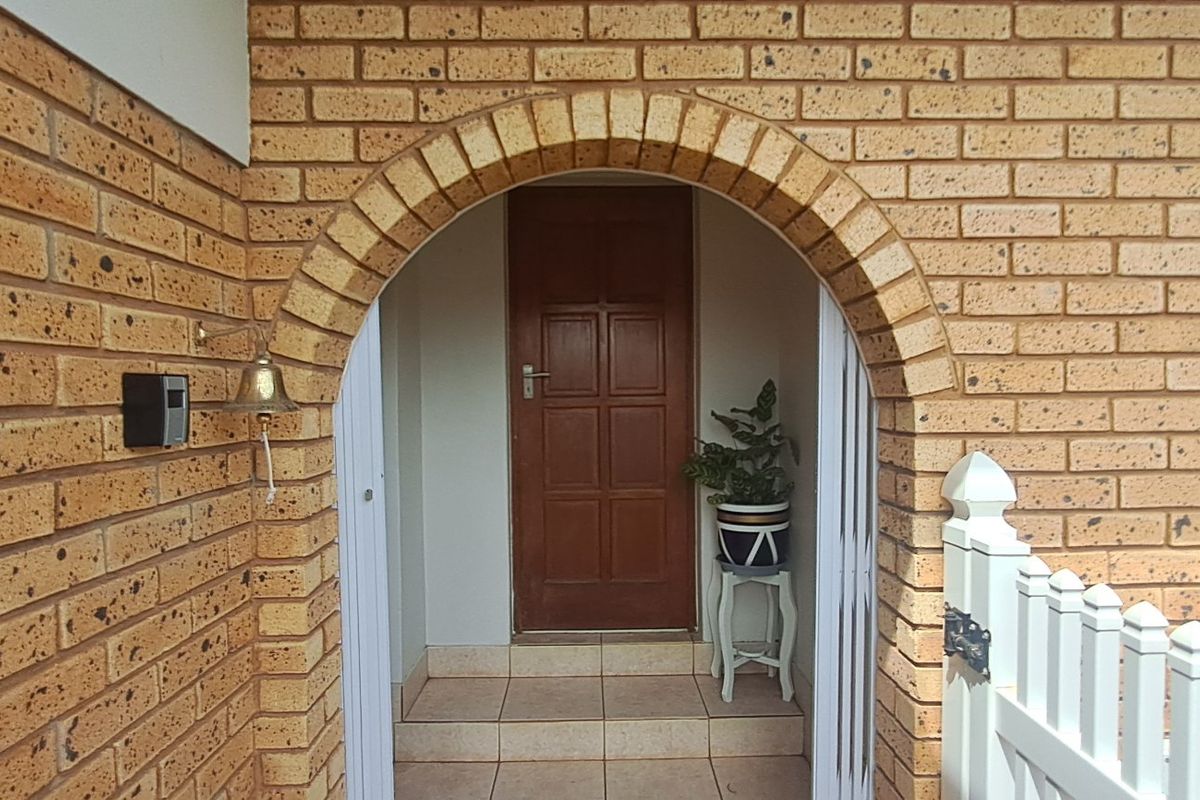 Peaceful, Secure Townhouse Living – Pet-Friendly Home on the Border of Margate & Uvongo!  Available 1st May 2026 - Photo 3