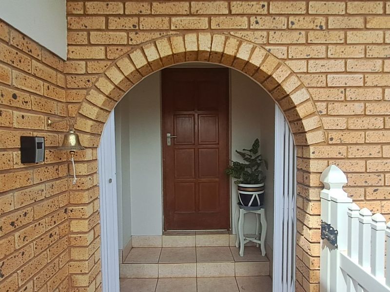 Peaceful, Secure Townhouse Living – Pet-Friendly Home on the Border of Margate & Uvongo!  Available 1st May 2026 - Photo 3