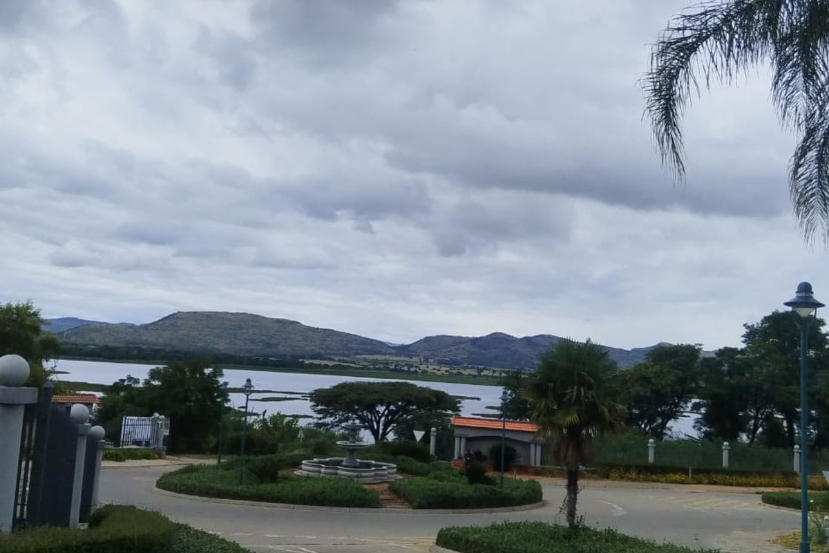 Beautifull stand with Mountain and Dam Views. - Photo 3