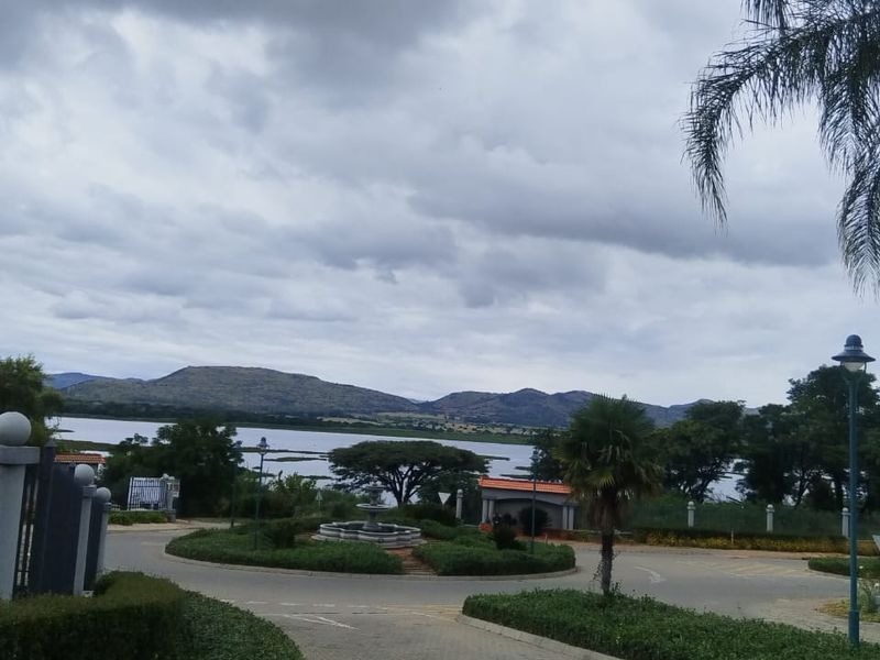 Beautifull stand with Mountain and Dam Views. - Photo 3