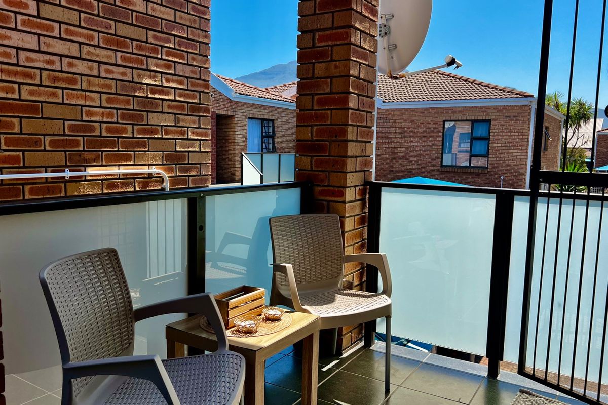 STYLISH, SECURE LIVING ON THE EDGE OF GEORGE CBD - Photo 5