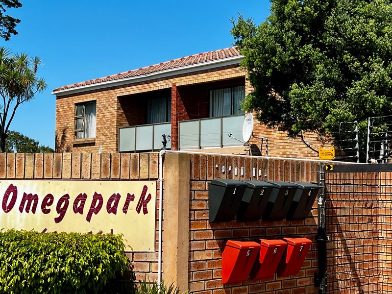 STYLISH, SECURE LIVING ON THE EDGE OF GEORGE CBD - Photo 2