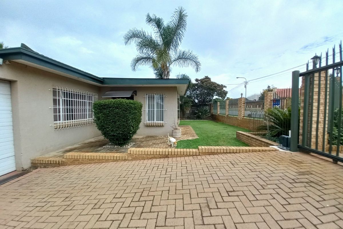 Immaculate and Spacious 4 Bedroom Family Home with Exceptional Entertainment Features in Elsburg, Germiston - Photo 2