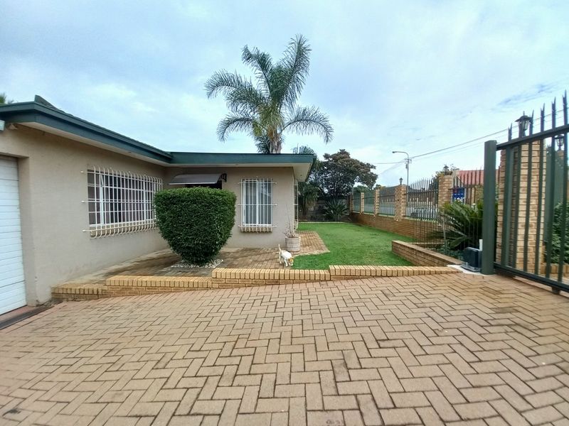 Immaculate and Spacious 4 Bedroom Family Home with Exceptional Entertainment Features in Elsburg, Germiston - Photo 2