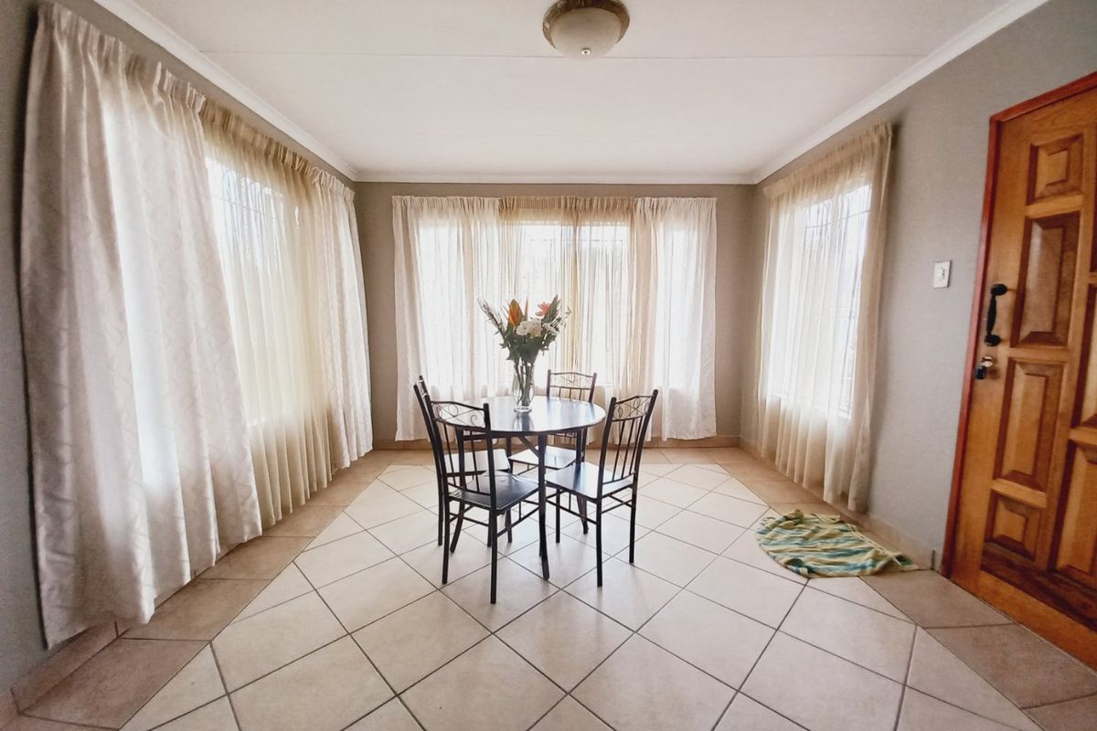 Immaculate and Spacious 4 Bedroom Family Home with Exceptional Entertainment Features in Elsburg, Germiston - Photo 4