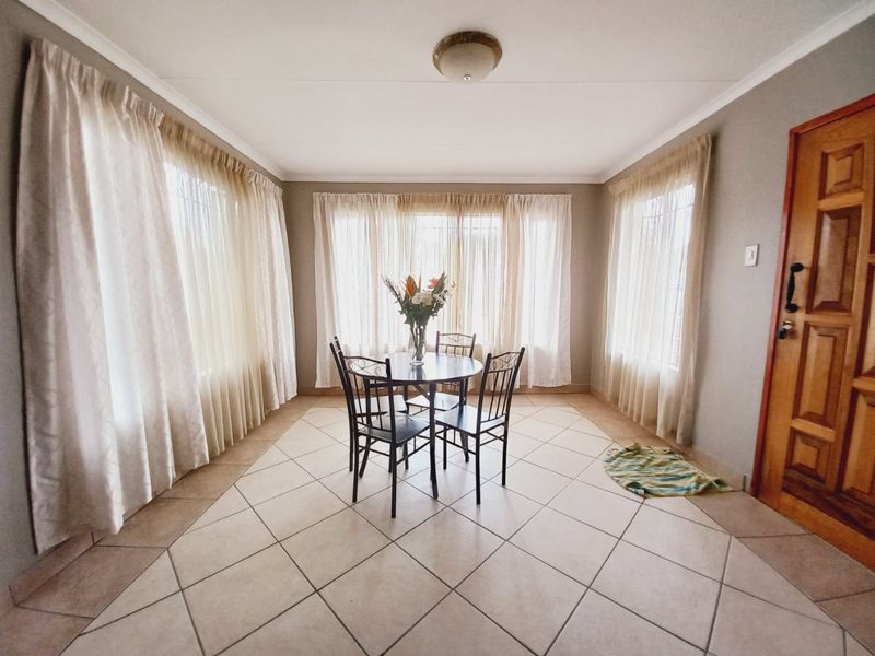 Immaculate and Spacious 4 Bedroom Family Home with Exceptional Entertainment Features in Elsburg, Germiston - Photo 4