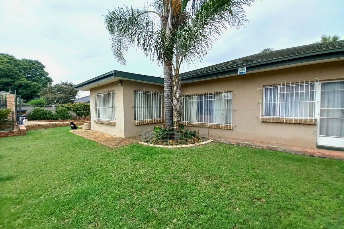 Immaculate and Spacious 4 Bedroom Family Home with Exceptional Entertainment Features in Elsburg, Germiston - Photo 3
