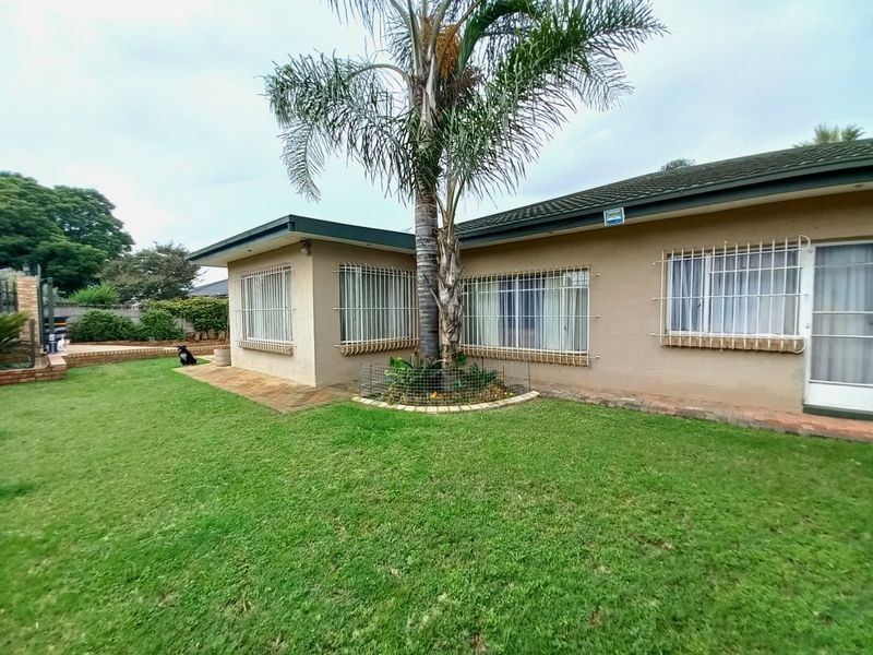 Immaculate and Spacious 4 Bedroom Family Home with Exceptional Entertainment Features in Elsburg, Germiston - Photo 3