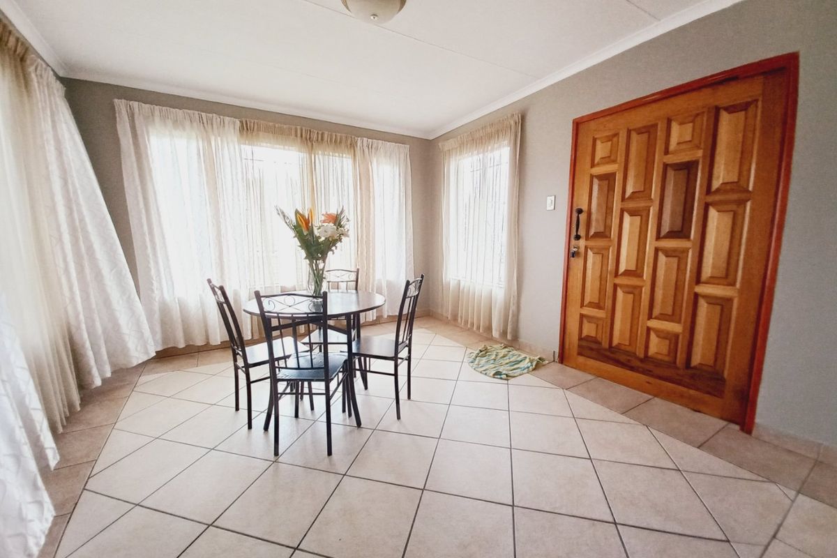 Immaculate and Spacious 4 Bedroom Family Home with Exceptional Entertainment Features in Elsburg, Germiston - Photo 5