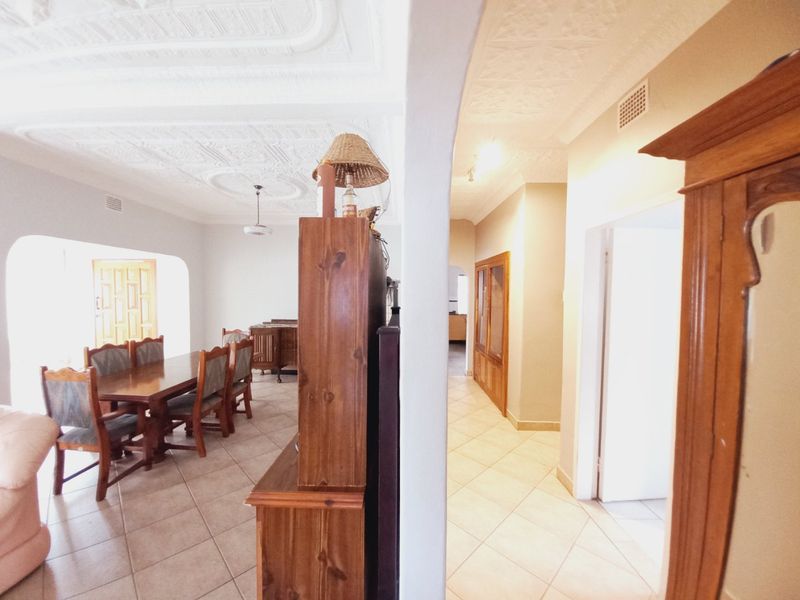 Immaculate and Spacious 4 Bedroom Family Home with Exceptional Entertainment Features in Elsburg, Germiston - Photo 10