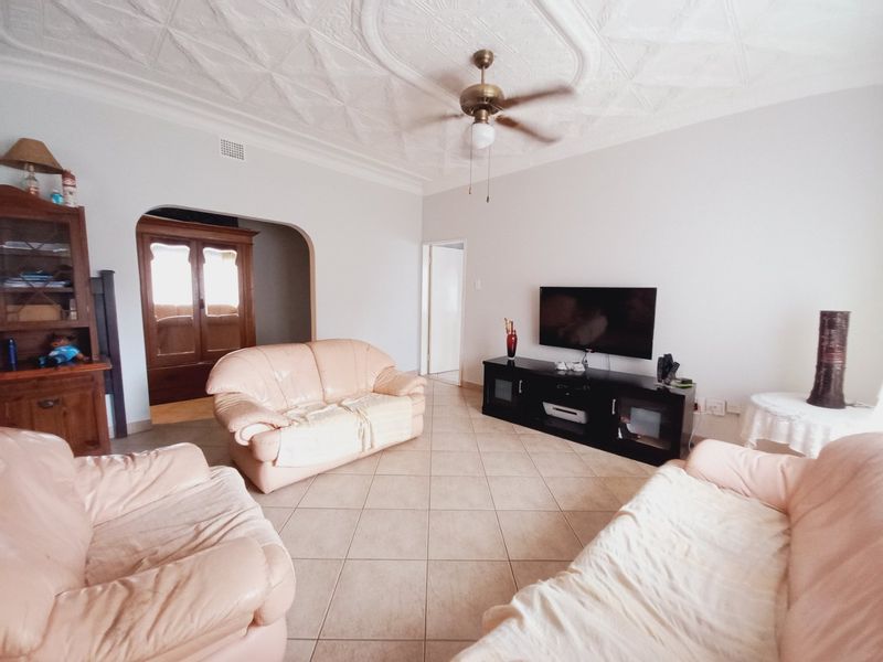 Immaculate and Spacious 4 Bedroom Family Home with Exceptional Entertainment Features in Elsburg, Germiston - Photo 9