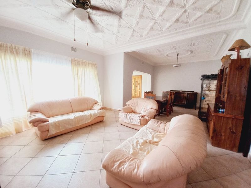 Immaculate and Spacious 4 Bedroom Family Home with Exceptional Entertainment Features in Elsburg, Germiston - Photo 8