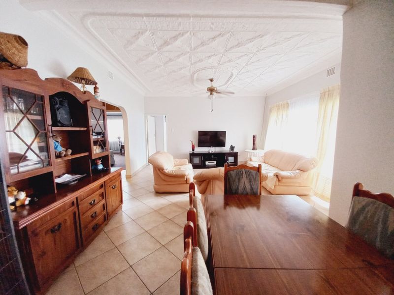 Immaculate and Spacious 4 Bedroom Family Home with Exceptional Entertainment Features in Elsburg, Germiston - Photo 7