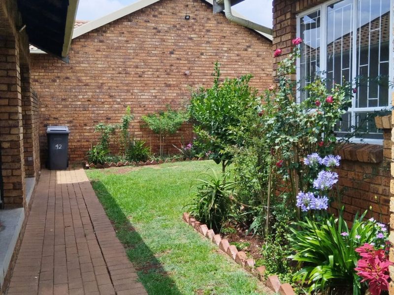 Private dog friendly townhouse! - Photo 3