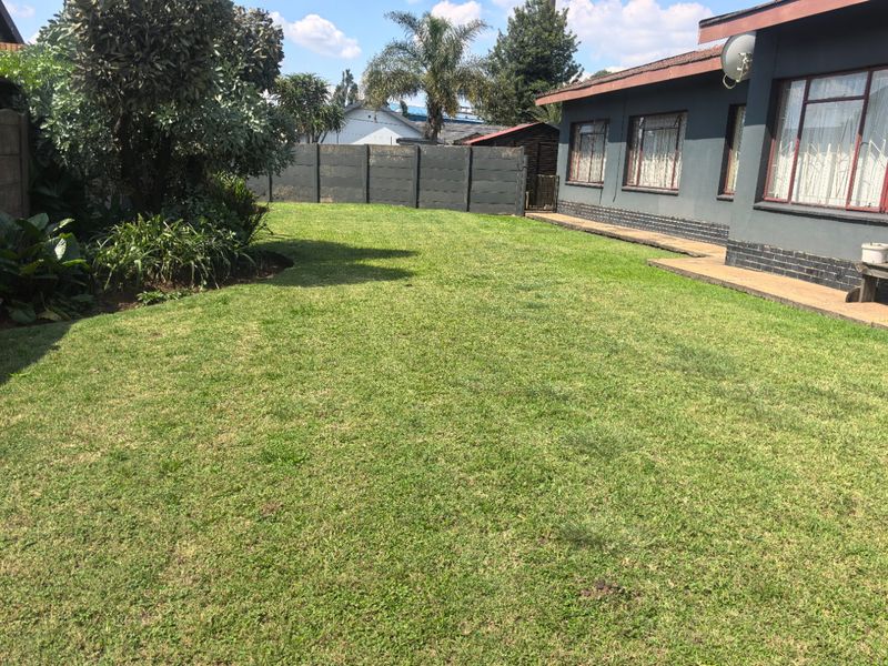 Prime property,Big yard for more extensions - Photo 3