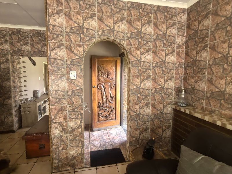 Prime property,Big yard for more extensions - Photo 10