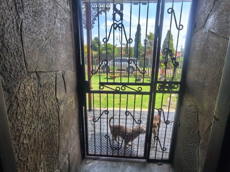 Prime property,Big yard for more extensions - Photo 8