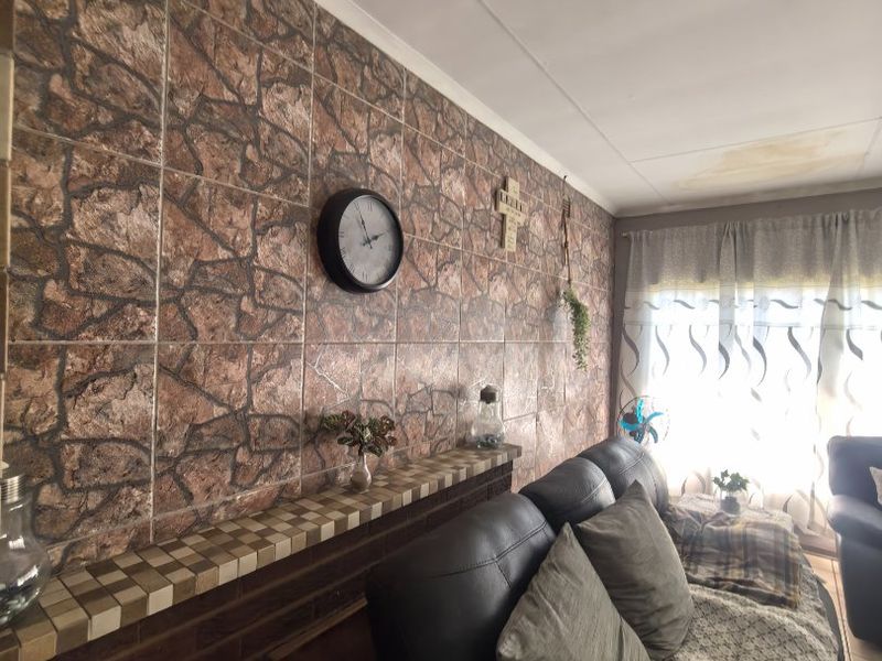 Prime property,Big yard for more extensions - Photo 6