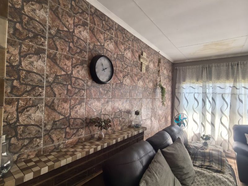 Prime property,Big yard for more extensions - Photo 5