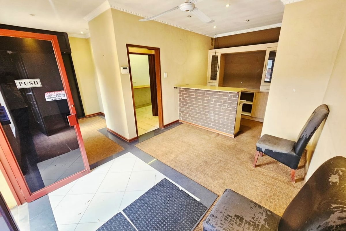 A Lovely commercial unit for rent in Clubview - Photo 5