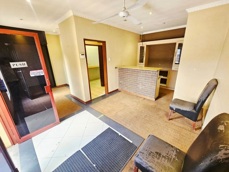 A Lovely commercial unit for rent in Clubview - Photo 5