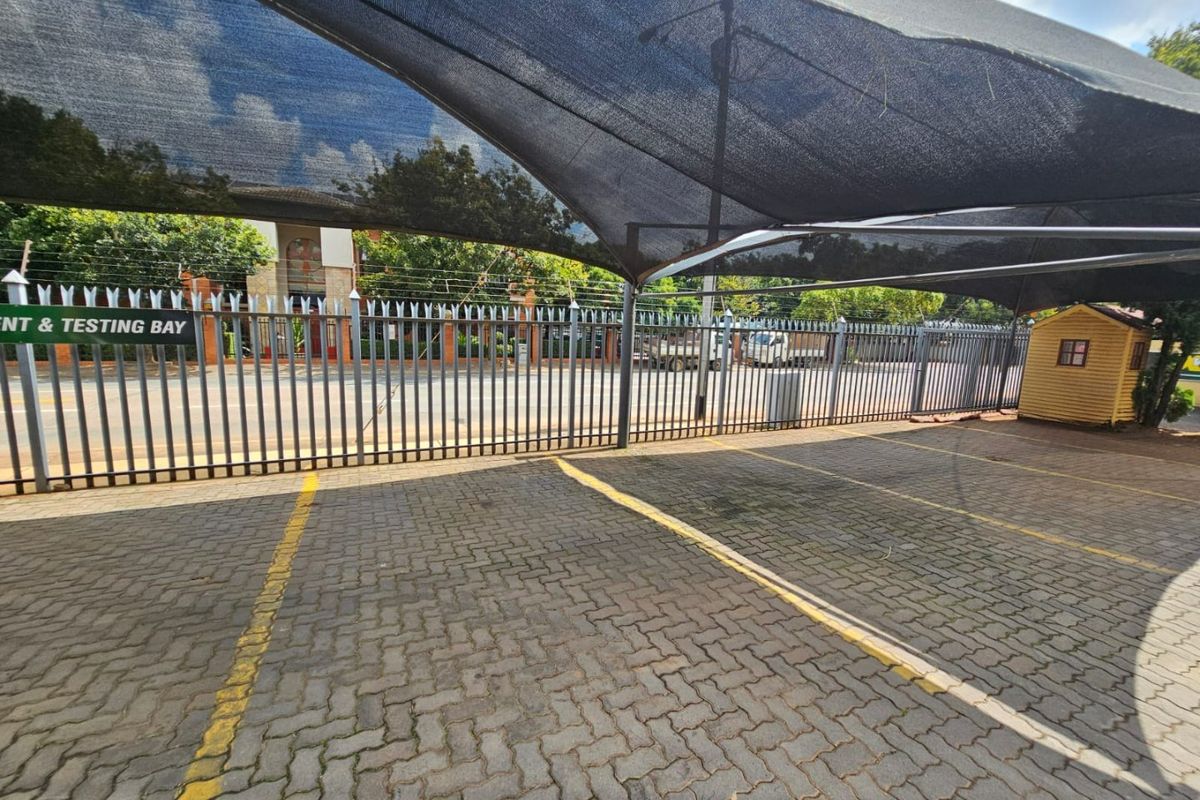 A Lovely commercial unit for rent in Clubview - Photo 3