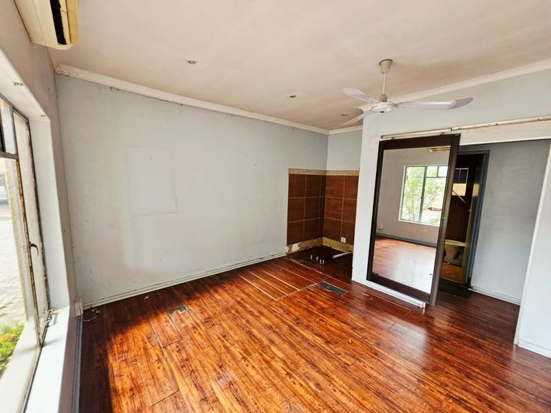 A Lovely commercial unit for rent in Clubview - Photo 10