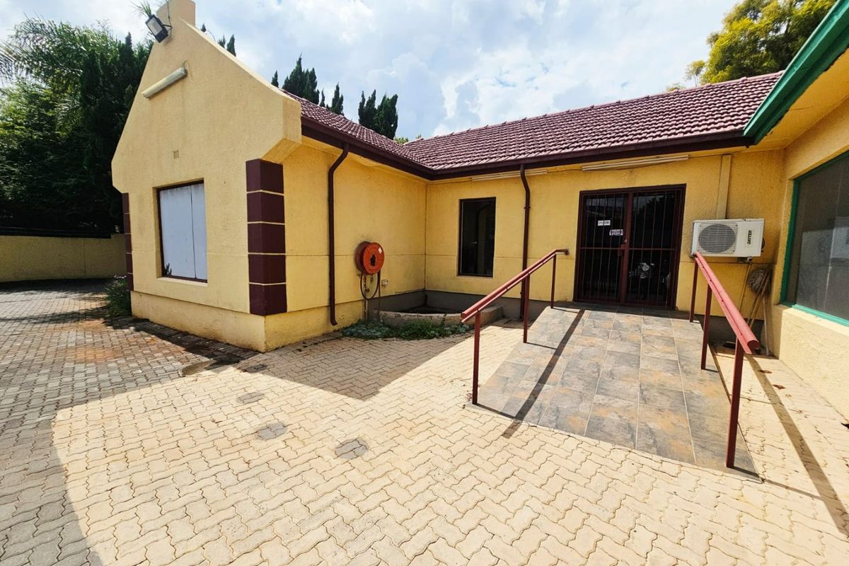 A Lovely commercial unit for rent in Clubview - Photo 2