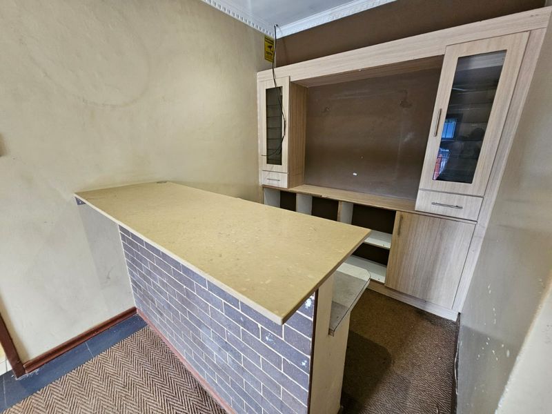 A Lovely commercial unit for rent in Clubview - Photo 8