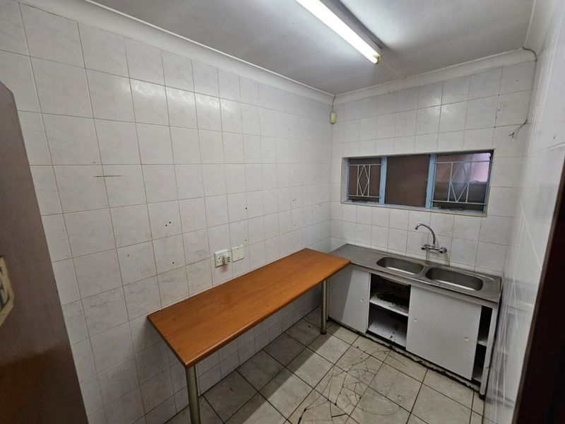 A Lovely commercial unit for rent in Clubview - Photo 7