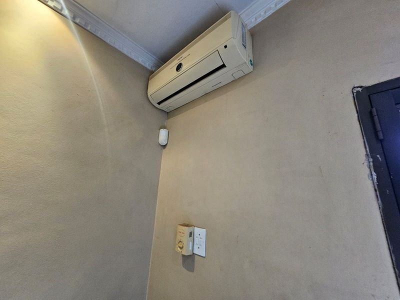 A Lovely commercial unit for rent in Clubview - Photo 6